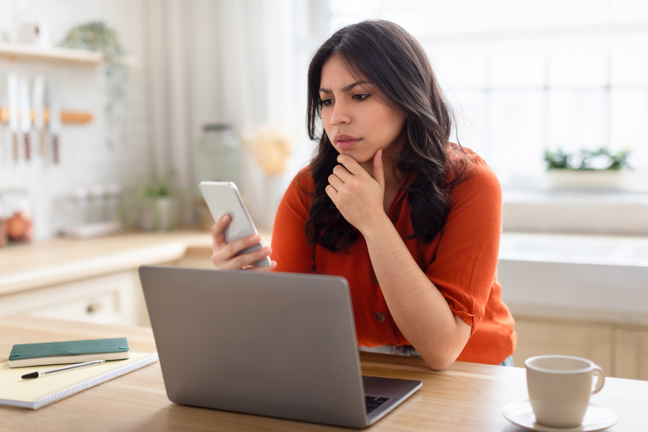 Femme tentant de se protéger contre la fraude à l’immigration 