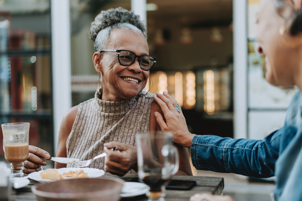 Photo d’une femme retraitée souriante pour un article sur le retrait du CRI